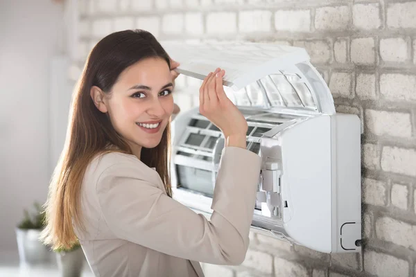 Kvinnan öppning Air Conditioner — Stockfoto