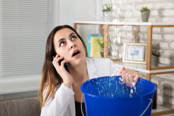Mujer llamando fontanero — Foto de Stock