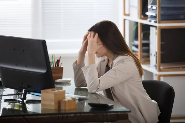 Empresaria con dolor de cabeza — Foto de Stock