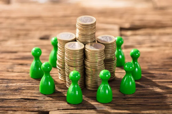 Stapel van munten met groene cijfers — Stockfoto