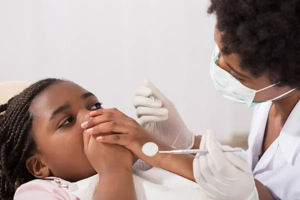 Tandläkaren undersöker tjejer tänder — Stockfoto