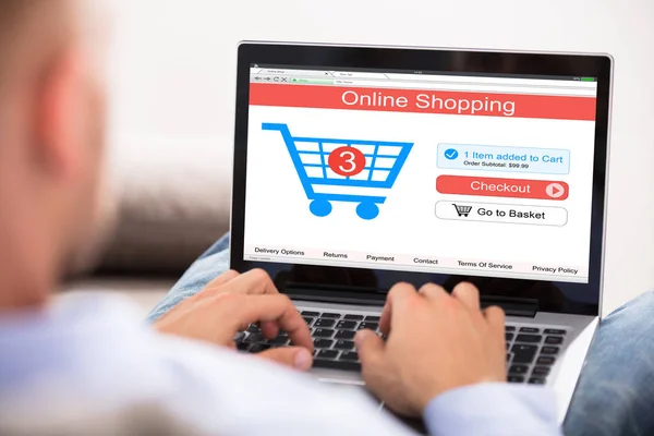 Człowiek robi zakupy online — Zdjęcie stockowe