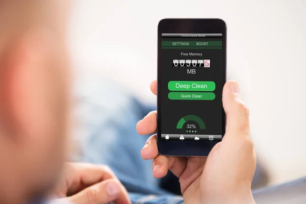 スマート フォンの最適化男 — ストック写真