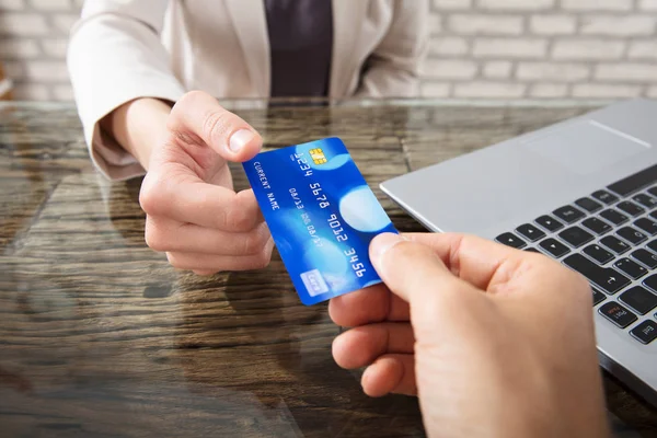Pessoa que dá o cartão de débito à empresária — Fotografia de Stock