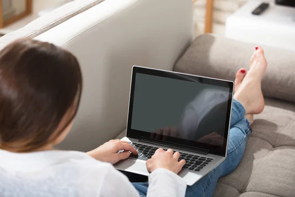 Kobieta korzystająca z laptopa — Zdjęcie stockowe