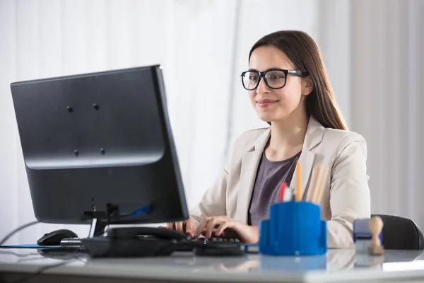 Businesswoman pracuje w biurze — Zdjęcie stockowe