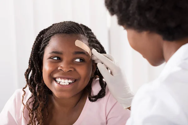 Doctor Applying Band — Stock Photo, Image