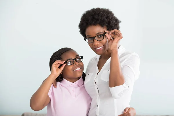 Dotter och mor med glasögon — Stockfoto