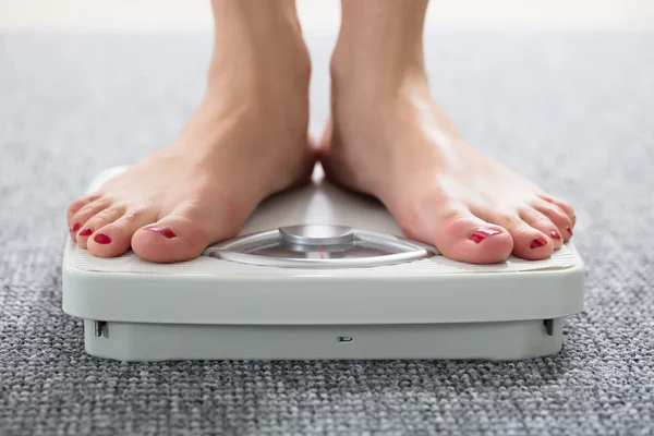 Woman Feet On Weighing Scale — Stock Photo, Image