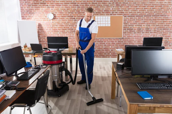 Školník čištění podlahy — Stock fotografie