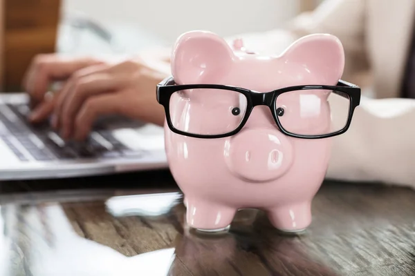 Piggy Bank With Eyeglasses — Stock Photo, Image