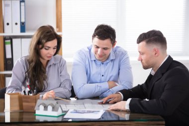 Yeni ev projelendirme mimarın ofisinde yanında çift