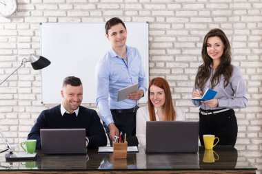 İşadamları toplantısında Modern ofisindeki geçerli sorunları tartışın