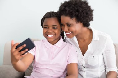 Anne ve Kızı Selfie Çekiyor