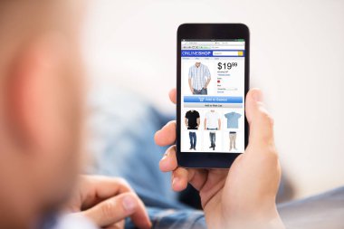 İnternetten alışveriş yapan adam.