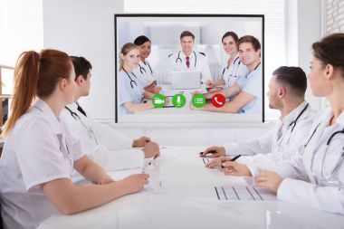 Grup profesyonel doktorun Video konferans toplantıda sahip.