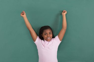 ellerini yükselterek kız