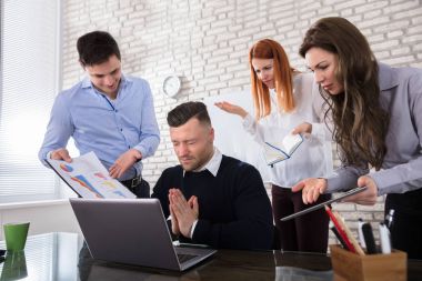 Olgun erkek Executive Office elinde iki katılarak meslektaşı için özür