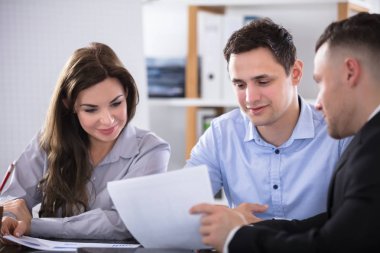 Ofiste toplantı sırasında çift ile Danışmanı tartışıyor