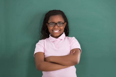 Gülümseyen kızın portresi