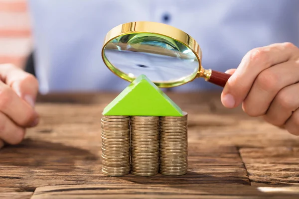 Person Holding Magnifying Glass — Stock Photo, Image