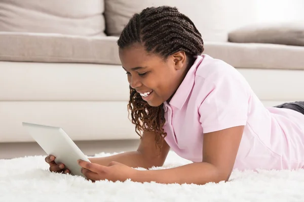 Mutlu kız dijital tablet kullanma — Stok fotoğraf