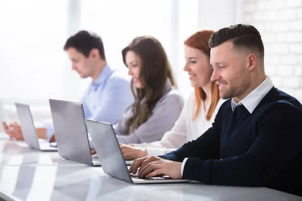Gruppe Glücklicher Geschäftsleute Die Laptops Auf Dem Schreibtisch Büro Benutzen — Stockfoto