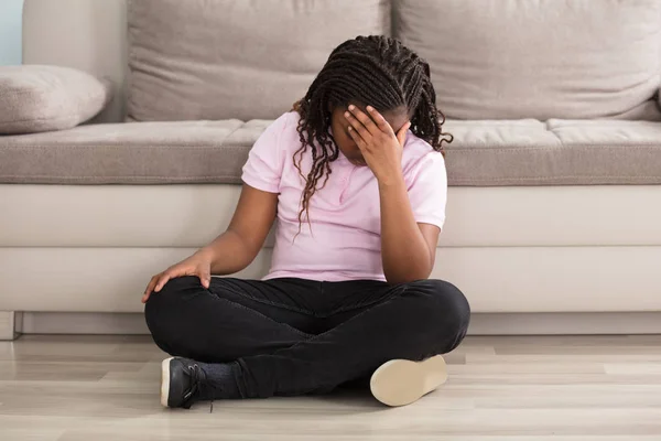 Meisje houdt haar hoofd — Stockfoto