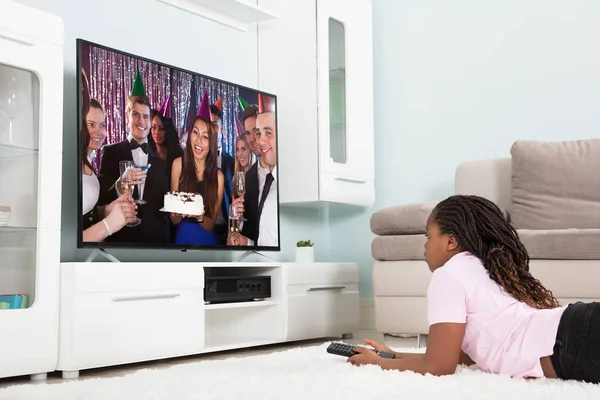 Girl Watching Television At Home — Stock Photo, Image