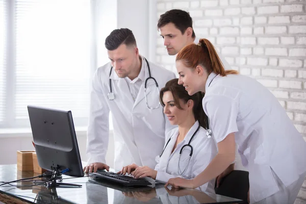 Grupo Médicos Sorridentes Olhando Para Computador Clínica — Fotografia de Stock