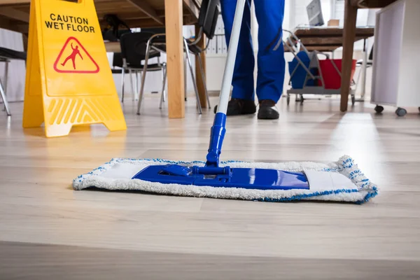 Vaktmästare städa golvet — Stockfoto