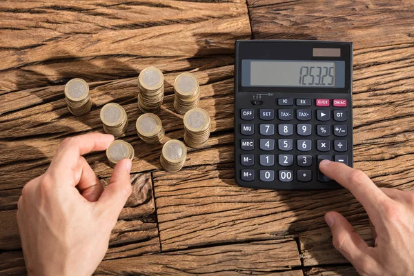 Person Calculating Coins — Stock Photo, Image