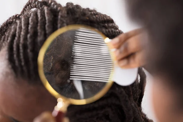 Dermatólogo revisando el cabello del paciente — Foto de Stock