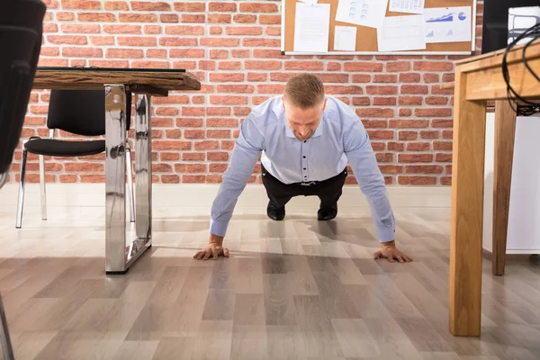 Biznesmen robi Push Up — Zdjęcie stockowe