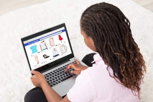 Menina africana fazendo compras online — Fotografia de Stock