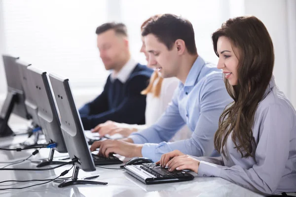 Junge Geschäftsleute Nutzen Computer Arbeitsplatz Büro — Stockfoto