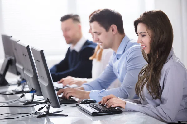 Giovani Imprenditori Che Utilizzano Computer Sul Posto Lavoro Ufficio — Foto Stock