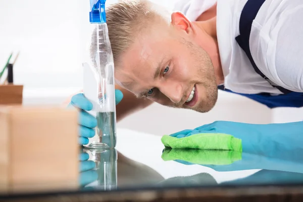 Conciërge bureau reiniging met doek — Stockfoto