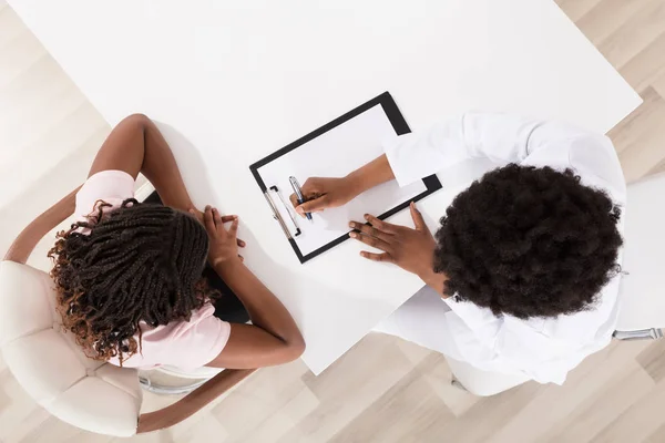 Arzt und Patient sitzen in Klinik — Stockfoto