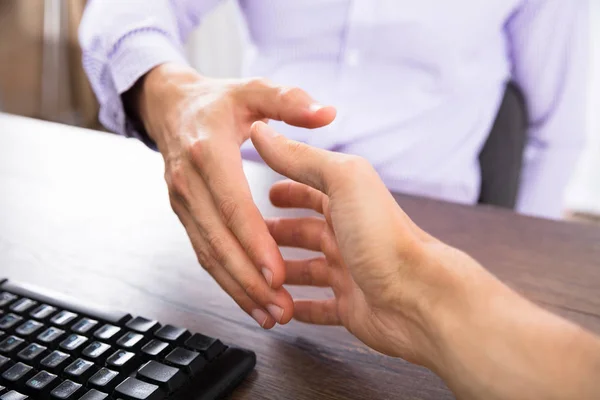 Empresarios dándose la mano —  Fotos de Stock