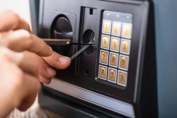 Hand proberen in te breken veilig — Stockfoto