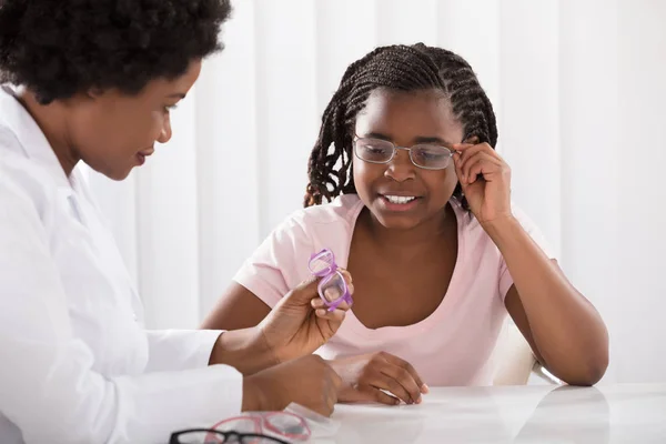 Optometrist helpende meisje — Stockfoto