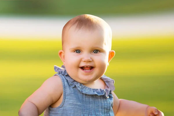 Aranyos mosolygós kislány — Stock Fotó