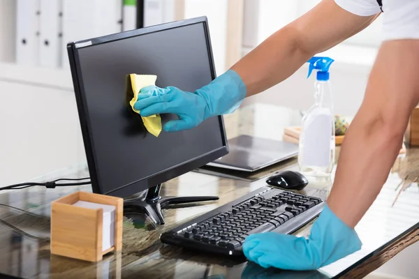 Janitor limpeza tela do computador — Fotografia de Stock