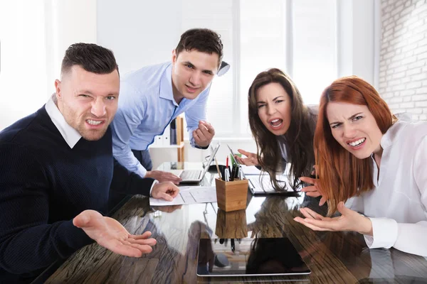 Grupo Executivos Negócios Reclamando Para Câmera Escritório — Fotografia de Stock