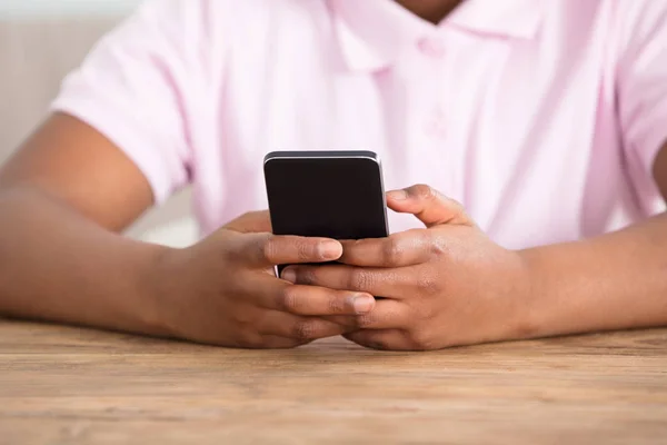 Dívka používající chytrý telefon — Stock fotografie