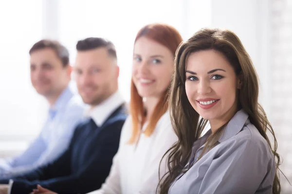 Portret Van Jonge Glimlachende Zakenvrouw Met Haar Collega Office — Stockfoto