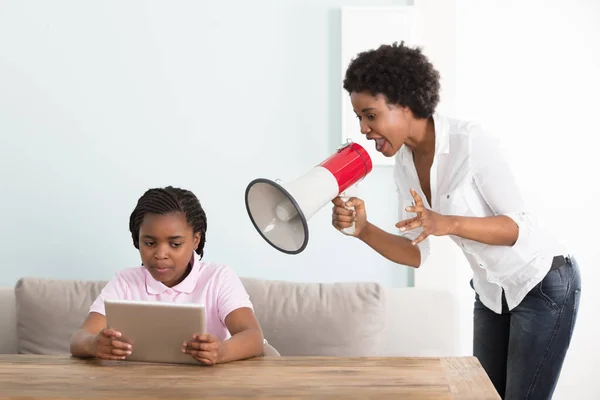 Mother Shouting At Daughter — Stock Photo, Image