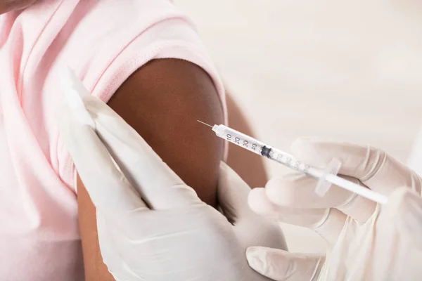 Médico aplicando la inyección al paciente — Foto de Stock