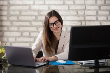 Bilgisayar kullanan iş kadını